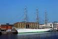 Le trois-m�ts Duchesse Anne � quai...